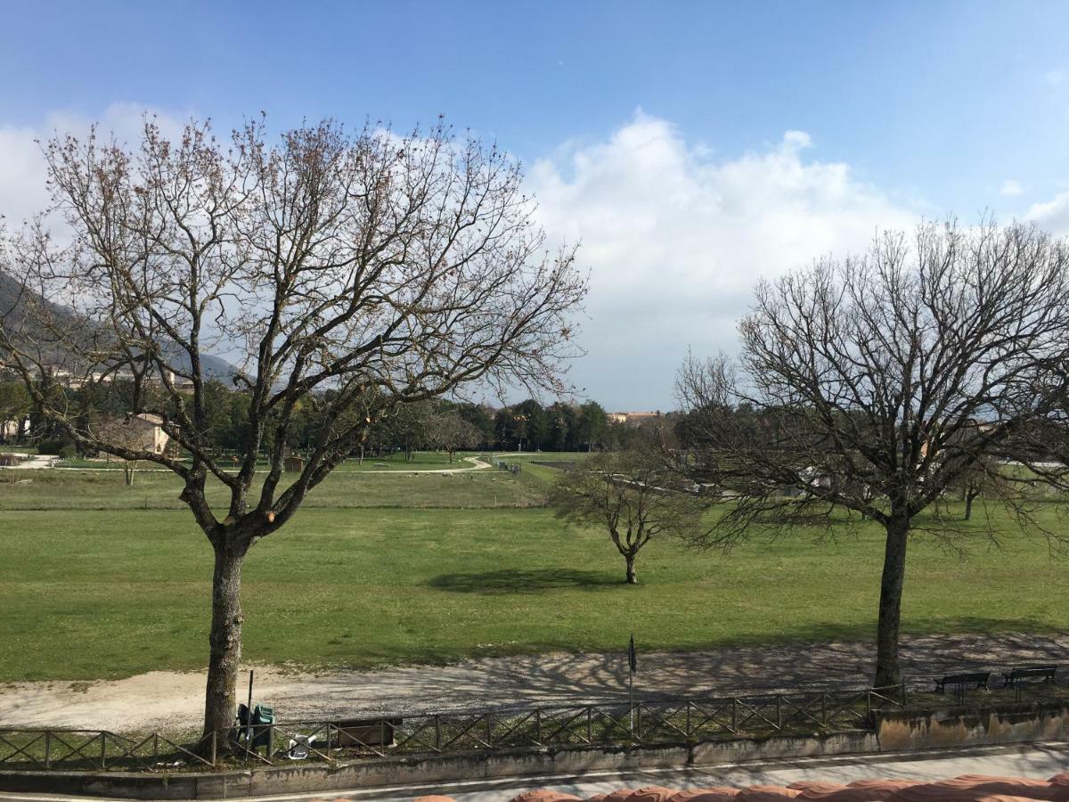 Happy House Apartment Gubbio Bagian luar foto